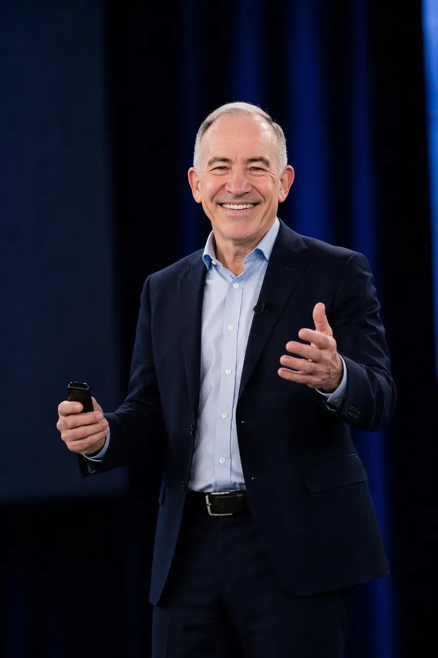 KEYNOTE---STAGE-VERTICAL---MC
